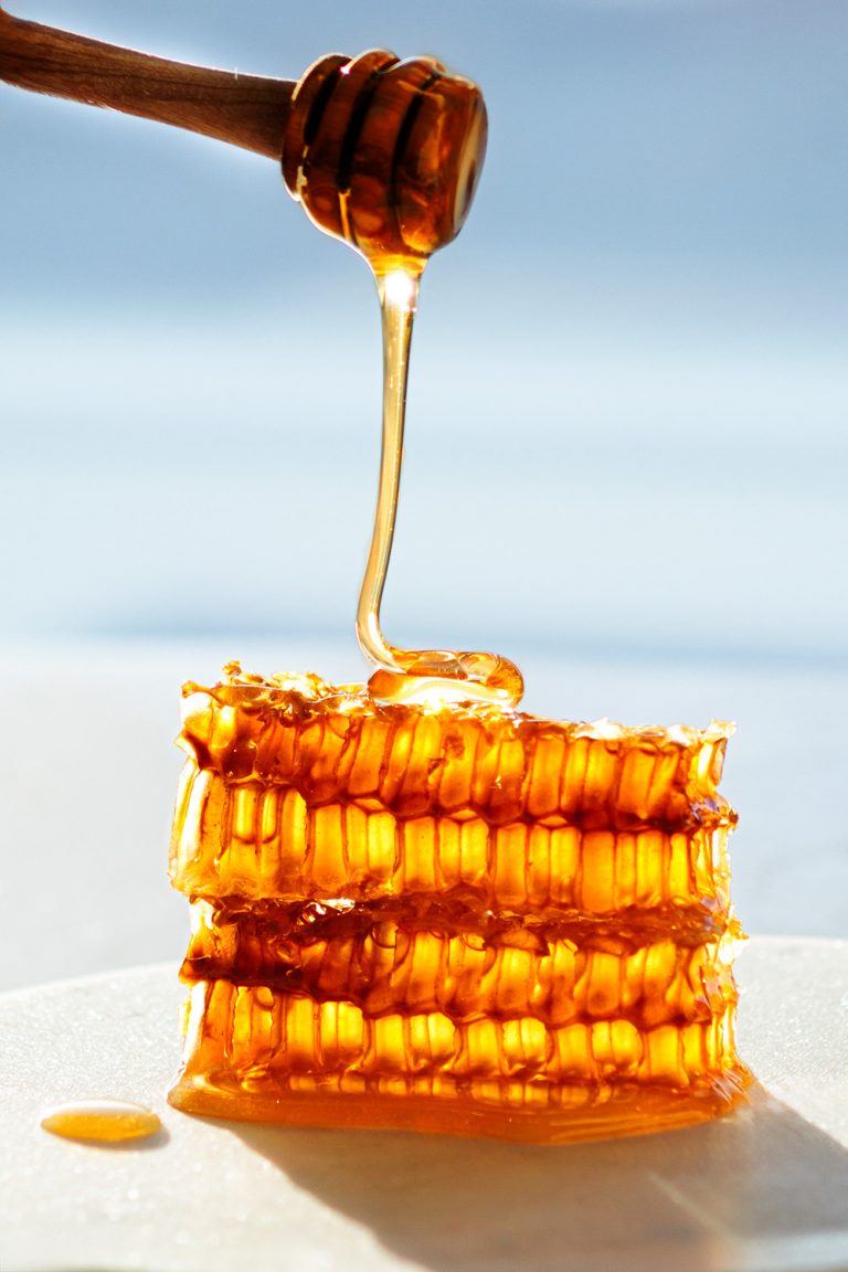 honigwaben-streifen im gegenlicht, golden leuchtend und glänzend, herbstliche atmosphäre mit natürlicher wärme, klare lichtstimmung – foodfotografie von natalia tag